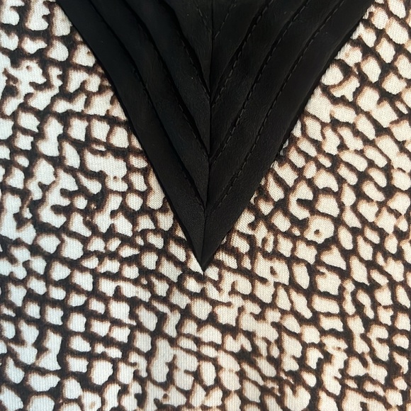 Banana Republic sleeveless top. Never worn. Size M - Picture 3 of 3